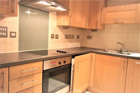Chertsey Road, Woking, GU21 5BL - Photo 2
