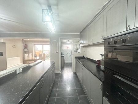 Highfield Road, Romford, RM5 3AW, Property for rent - Photo 3