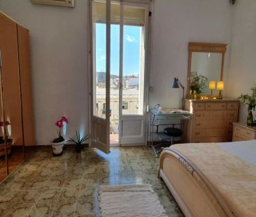 Room in a shared 9-bedroom apartment for rent in El Gòtic, bills included - Photo 1