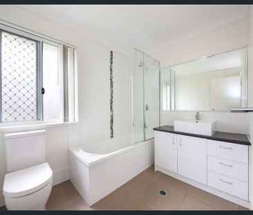 Spacious & Modern 3-Bedroom Unit in Prime Wynnum West Location - Photo 6