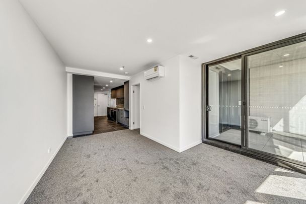 One bedroom apartment with modern living - Photo 1