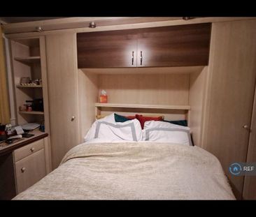 1 bedroom in a flat share to rent - Photo 1