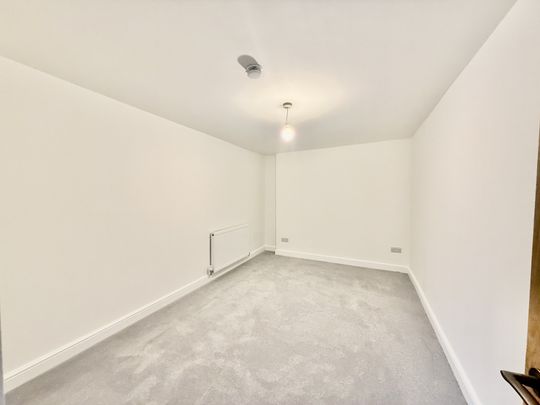 Luxury 1‑bed apartment at Lumb Farm, Ripley. Brand‑new, high‑spec finish with large kitchen‑diner, modern bathroom, gated parking and stunning views. £900pcm + £300 for all bills incl. Starlink, gas, electric, water, council tax. Available 1 March. Contact Property Options to view. - Photo 1