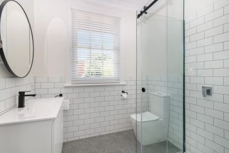 Charming and Completely Renovated Townhouse in a Sought-After Location - Photo 5