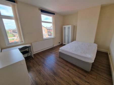 4 bedroom terraced house to rent - Photo 3