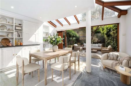 Spacious and very well presented four bedroom family home offering excellent living accommodation in the heart of Parsons Green. This property also benefits from a garden and cellar. - Photo 2