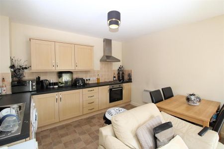 2 bedroom flat to rent - Photo 4