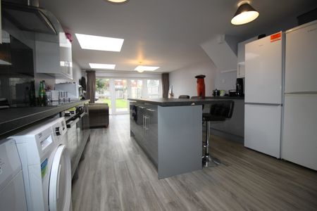 6 Bed Terraced House, Lodge Road, SO14 - Photo 2