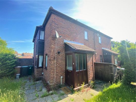 Berkeley Close, Abbots Langley, Hertfordshire - Photo 1