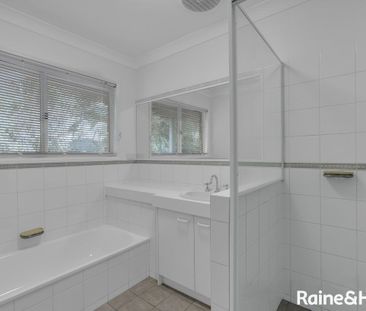 Spacious, Fully Air Conditioned Townhouse in sought after Street! - Photo 6