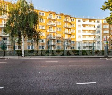 3 Bedroom, 1 bath, 1 reception Flat - Photo 2