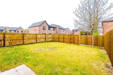 4 bedroom detached house to rent - Photo 2