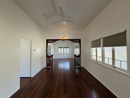 HI-SET QUEENSLANDER IN THE EDGE HILL HUB !!!!. - Photo 2