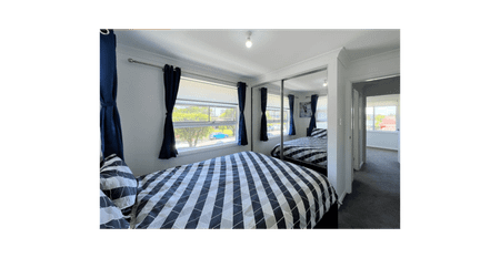 MODERN AND SPACIOUS TOWNHOUSE IN PRIME WERRINGTON LOCATION - Photo 3