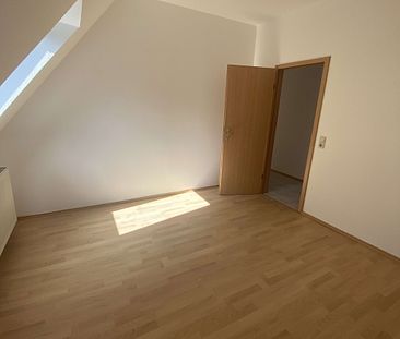 Gut geschnittene 2-Raum-Wohnung mit Wannenbad und Fenster, Garage, Keller - Photo 2