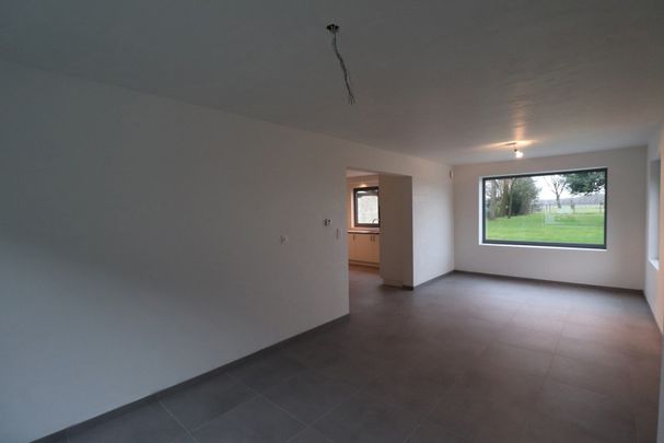Gerenoveerde woning met 3 slaapkamers, terras met tuin en carport. - Foto 1