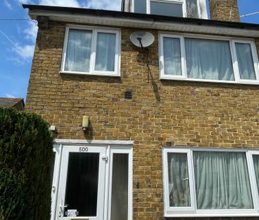 Small friendly HMO ideal for Crew or LHR staff Room 1 - Photo 1