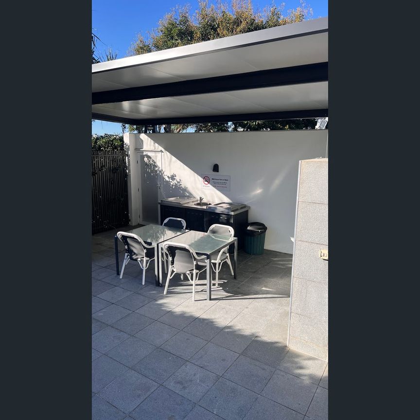 Newly renovated 4th floor apartment walking distance from harbour town shopping centre - Photo 1