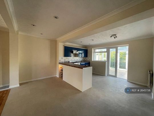 3 bedroom end of terrace house to rent - Photo 1