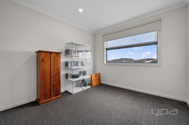 MODERN AND STYLISH TOWNHOUSE TWO BEDROOMS - Photo 1