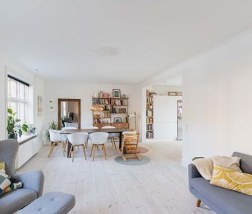 Moderne halvt dobbelthus med solrig have i hjertet af Valby - Photo 2