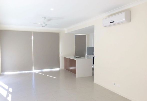 Modern 3 bedroom Townhouse is quiet Hope Island location - Photo 1