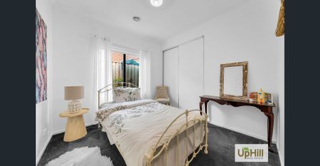 Modern Elegance Meets Energy Efficiency in Clyde North Just a 5-minute walk to Ramlegh Park Primary School - 31 Westbourne Street, Clyde North VIC - Photo 5