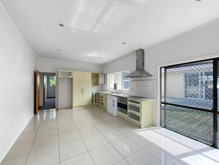 TAKAPUNA - 4 Bedroom House with 2 Bathrooms - Photo 3