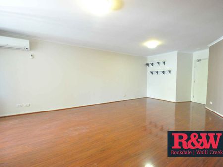 Spacious & Private 2 Bedroom Apartment - Photo 2