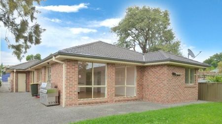 Four bedroom family home with brand new carpet - Photo 5