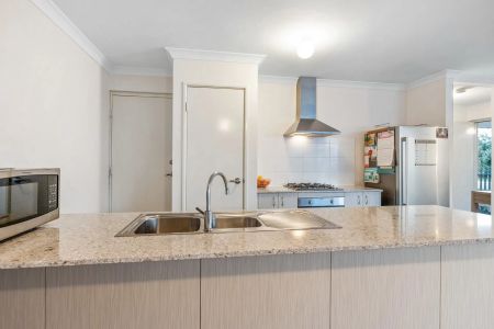 Easy living and low maintenance - Photo 4