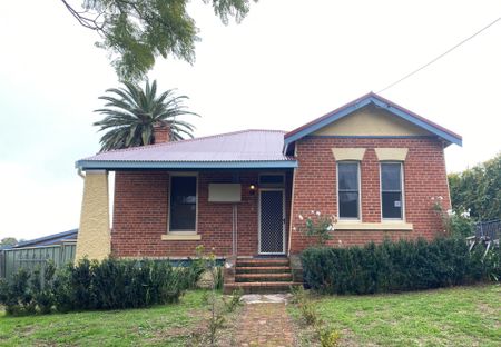 EAST TAMWORTH CHARM - Three Bedroom House - Photo 2