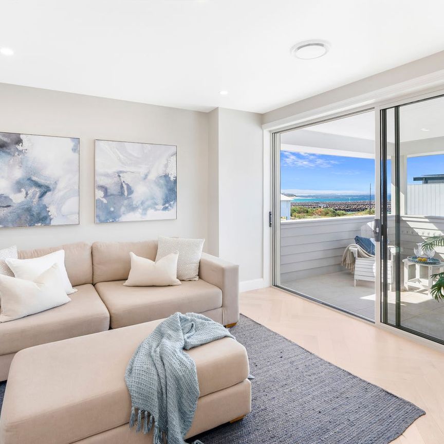 Hamptons-Style Coastal Home. - Photo 1