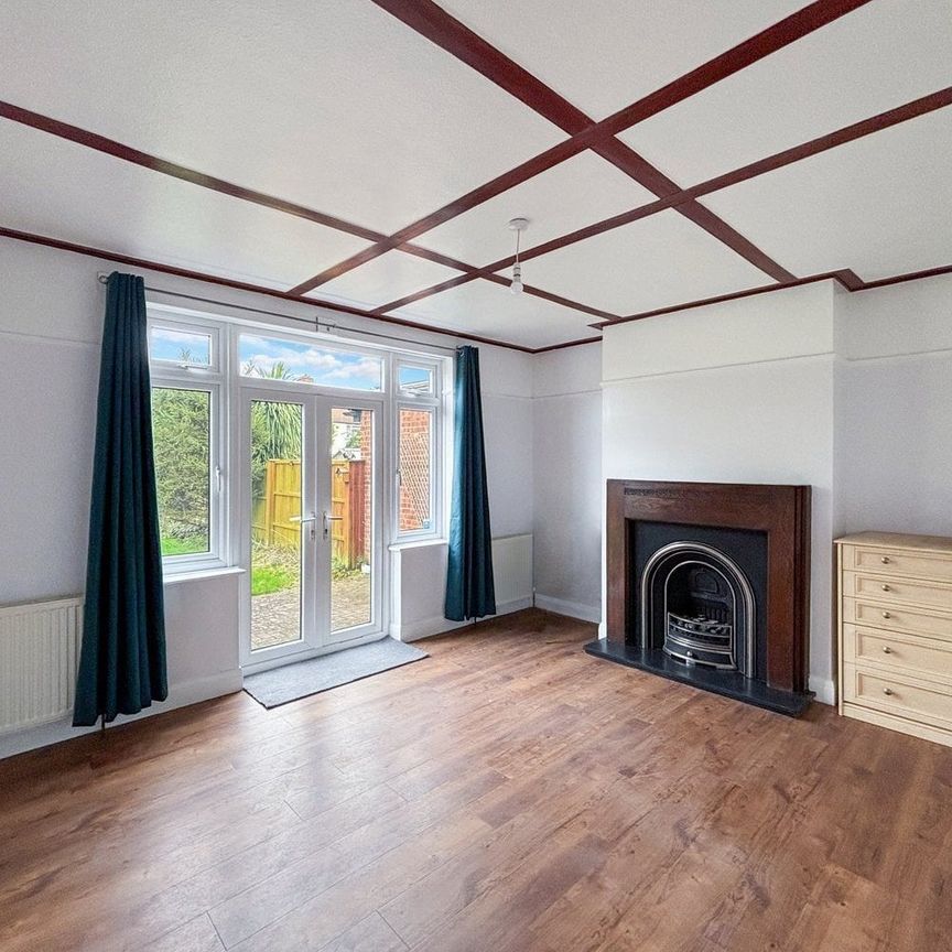 Room 1, Central Avenue, Pinner, HA5 - Photo 1