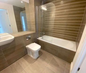 A stylish and modern apartment situated in vibrant Ashford. - Photo 5