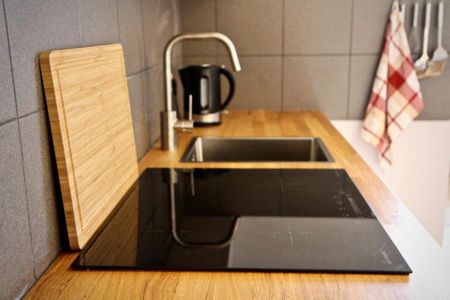 VOLLMÖBLIERTE GRÜNDERZEIT- SMARTHOME-TERRASSENWOHNUNG IN CITY- BESTLAGE - Photo 3