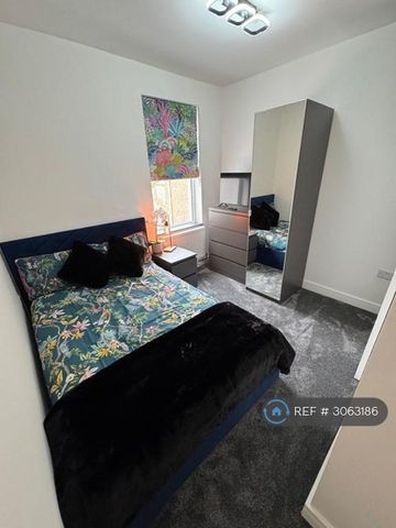 1 bedroom in a house share to rent - Photo 2