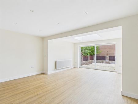 3 bedroom House To Let Total Size: 1206 SQ FT - Photo 2