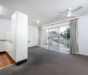 Sun drenched apartment - Photo 2