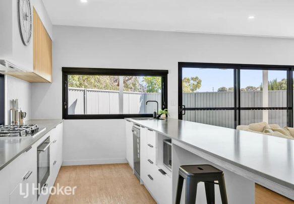 “Large 3x2x2 with garden shed” - Photo 1