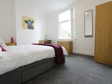 Terraced House to rent on - Photo 2