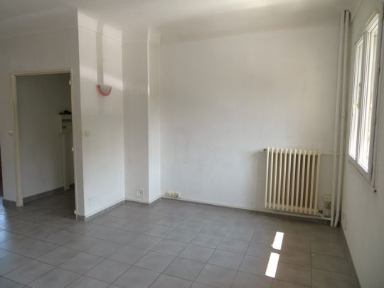 Nîmes, T4, 700€ H.C, Place Hubert Rouger, 83m² - Photo 1