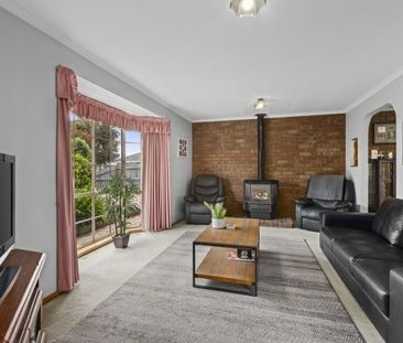 8 Monash Court, Whittington - Photo 2
