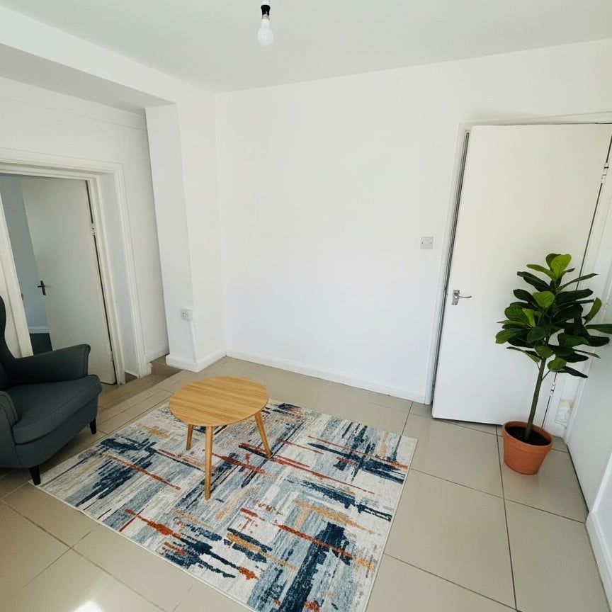 3 Bed Detached House, Berry Way, W5 - Photo 1
