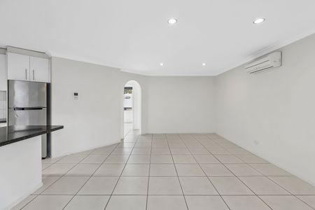 Low maintenance unit in ideal location - Photo 3