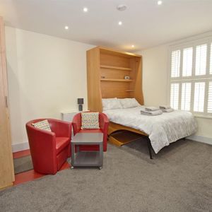 Studio to rent - Photo 2