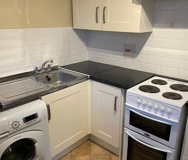 Studio Flat, Montague Road, SW19 - Photo 5