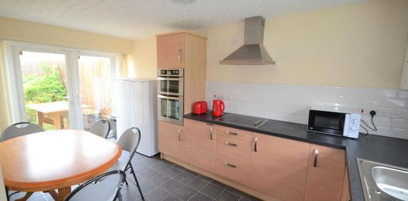 1 bedroom in a house share to rent - Photo 2