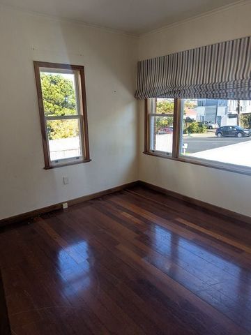 Sunny central home - Photo 5
