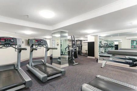 “Beautifully renovated, fully furnished one-bedroom apartment with a lock-up garage” - Photo 5